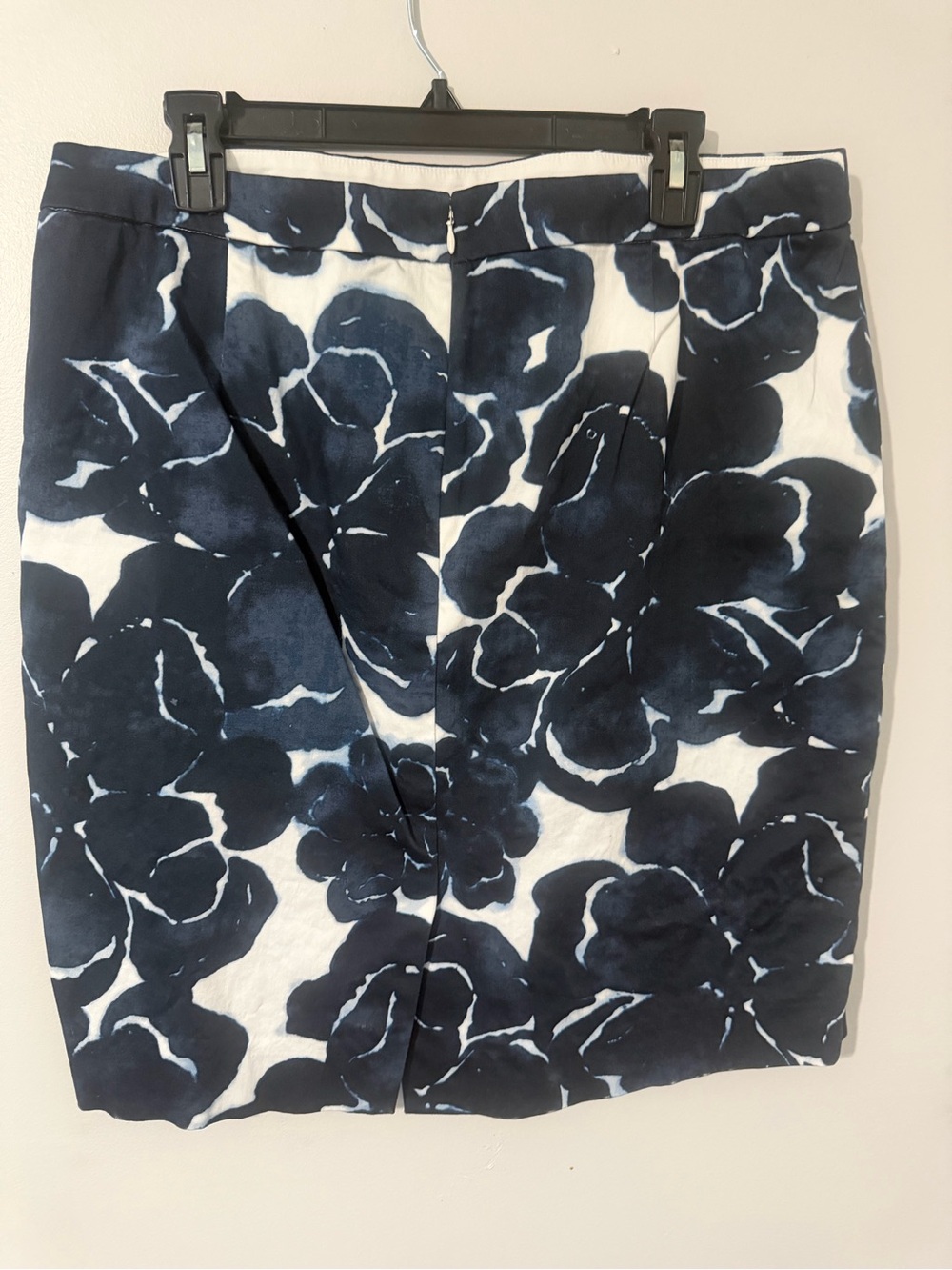 J Crew Stretch White and Navy Floral Pencil Skirt size 14 - Picture 4 of 10